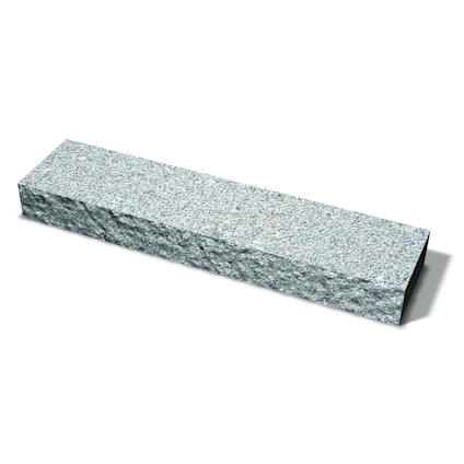 Rektangulärt block av grå granit med ojämn textur och raka kanter.