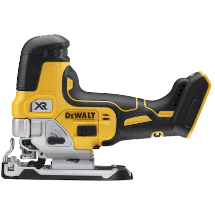 Sladdlös sticksåg i gul och svart design med grått sågblad och silverfärgad basplatta. Märkt XR och DeWalt.