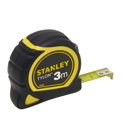 Svart och gult måttband med texten "STANLEY TYLON 3m" på sidan och utdragen metallremsa.