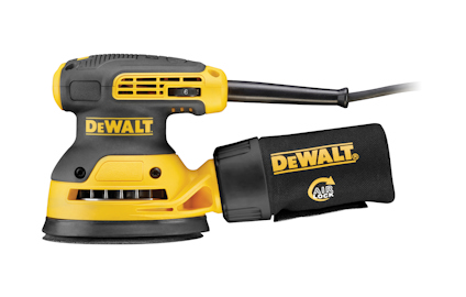 Excenterslipmaskin i gul och svart med dammpåse och strömsladd. Text på dammpåse och maskin: "DEWALT".
