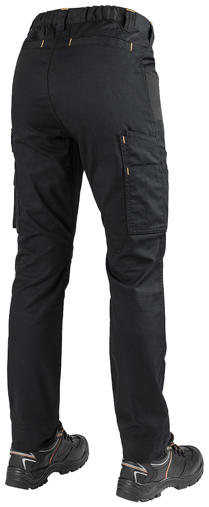 Svarta arbetsbyxor med flera fickor baktill, bärs tillsammans med skyddsskor.