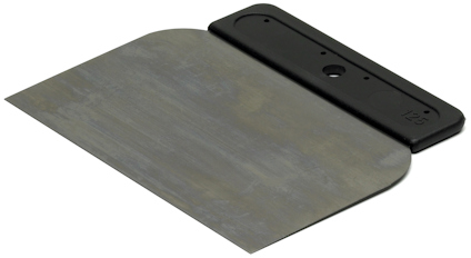 Spackelspade med svart handtag och rektangulärt, metalliskt blad.