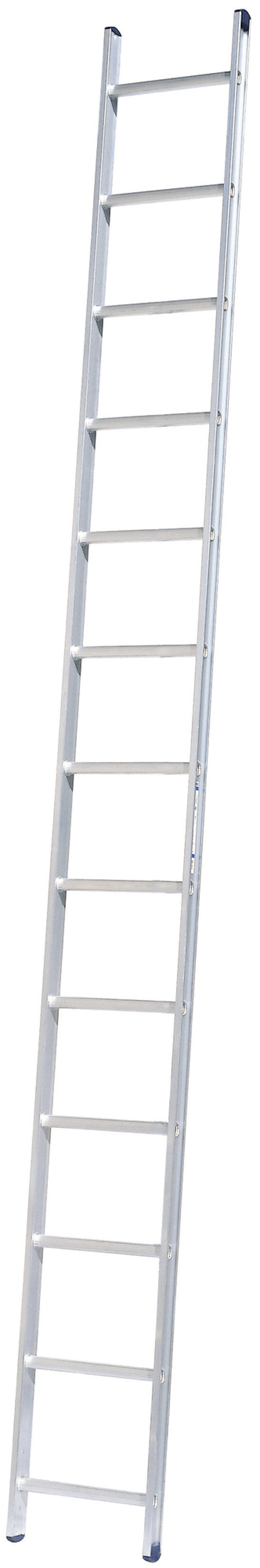 Aluminiumstege med elva steg, sidor av metall och avrundade fötter. Stegen står lutad mot en osynlig yta.