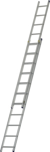 Aluminiumstege med två sektioner och säkerhetsfötter, uppställd i lutande position.
