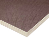 Texturerad plywoodskiva med flera lager och en grov, mönstrad yta.