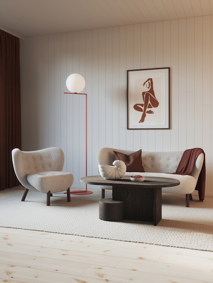 Modernt vardagsrum med två stolar, ett soffbord, en golvlampa och en väggdekor med siluettillustration.