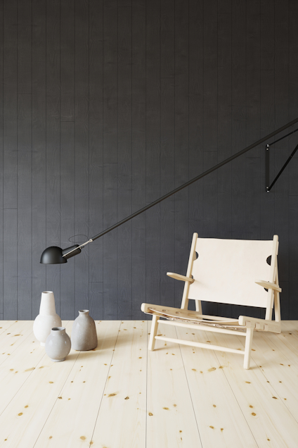 Ljus trästol med vit duk vid en svart vägg och golvlampa; tre vita vaser på golvet.