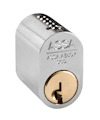 Cylindrisk låskolv i metall med graverad text "ASSA ABLOY" och matt mässingsfärgad kärna.