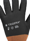 Arbetshandske med texten "TEGERA" tryckt på ovansidan, svart och orange design.