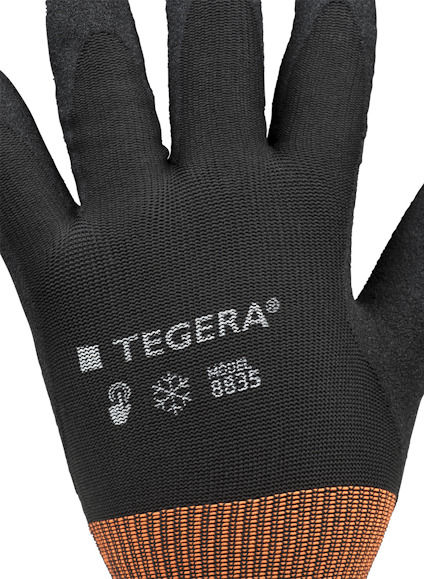 Arbetshandske med texten "TEGERA" tryckt på ovansidan, svart och orange design.