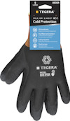 Syntetiskt doppad arbetshandske med svart greppyta och etikett med texten "Cold Protection" och "Tegera 8835R".