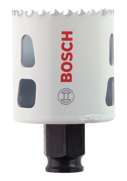 Cylindrisk vit hålsåg med tandad kant och inskärningar, röd text "BOSCH".