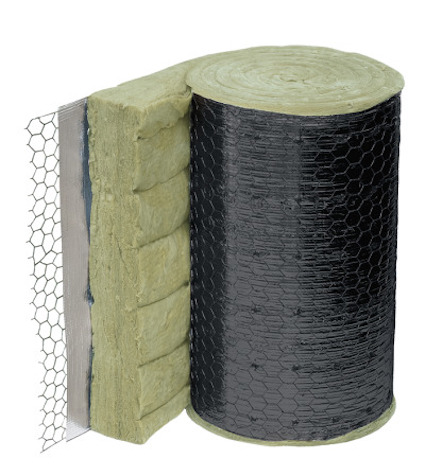 Isoleringsmaterial med grön komprimerad fiber och svart ytskikt, delvis täckt av nät.