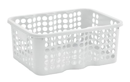Vit förvaringskorg med avrundade hörn och hålmönster i sidorna.