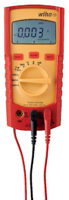 Röd digital multimeter med display som visar "0.003", två anslutna kablar, en svart och en röd.