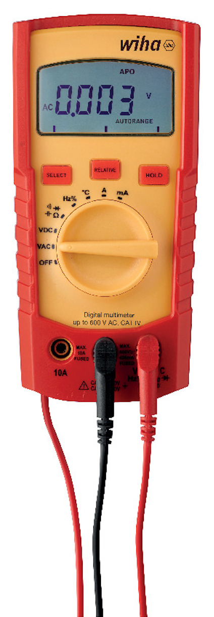 Röd digital multimeter med display som visar "0.003", två anslutna kablar, en svart och en röd.
