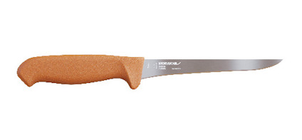 Kniv med brunt handtag och smalt, rakt blad. Märket "MORAKNIV" synligt på bladet.
