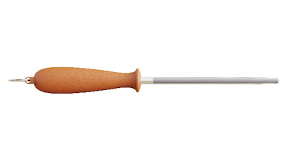 Knivslip med orange handtag och silverfärgad stav.