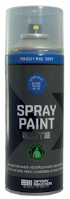 Sprayburk med etikett; text inkluderar "SPRAY PAINT ELITE", "FINISH RAL 5019", "BLANK GLOSS 85-95", och "MADE IN SWEDEN".