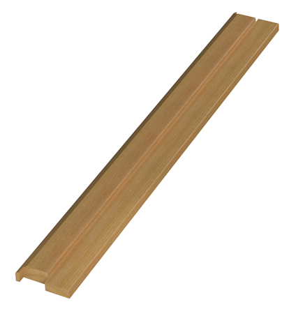 Tröskel i trä med falsad kant och slät yta.