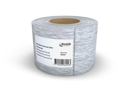 Rulle av tätskiktsremsa med etikett som visar text på flera språk och företagslogotypen Bostik.