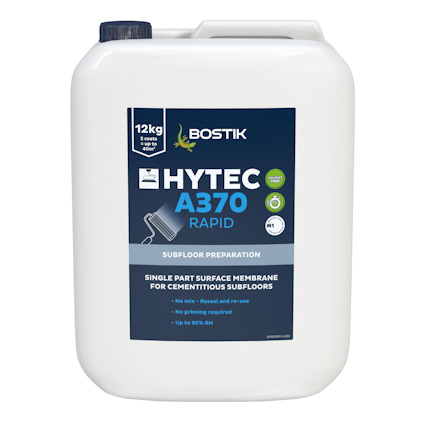 Vit plastdunk med etikett: "Bostik Hytec A370 Rapid, Subfloor Preparation, 12 kg".