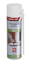 Sprayburk med etikett "DANA LIM BYGGSKUM 580" och bild på användning. Vit munstycke fäst vid sidan.