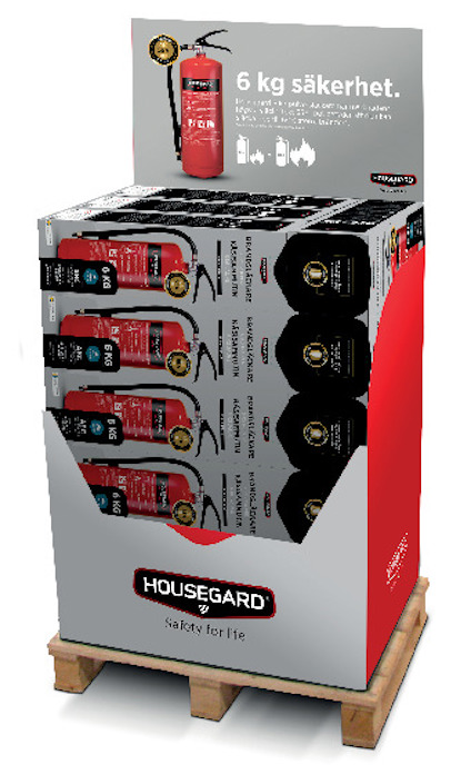 Brandsläckare utställda på en halvpall med texten "6 kg säkerhet" och "HOUSEGARD Safety for life" på en kartongdisplay.