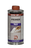 Primerburk med etikett "DANA LIM A/S PRIMER 963". Skruvlock och hand som applicerar på yta.
