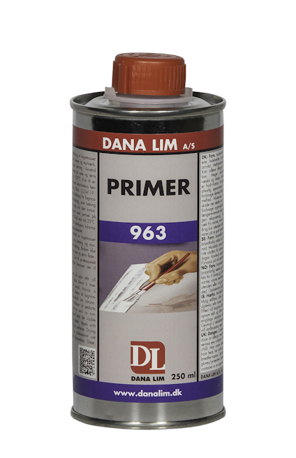 Primerburk med etikett "DANA LIM A/S PRIMER 963". Skruvlock och hand som applicerar på yta.