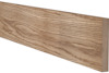 Hyvlad ekbräda med tydlig trästruktur och slät yta på svart bakgrund.