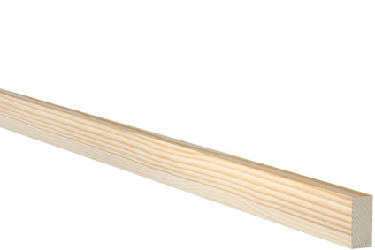 Ljusa, jämna träytor av ett fyrkantigt trästycke mot en svart bakgrund.