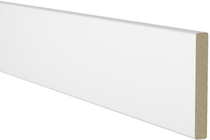 Vit MDF-list med slät yta och exponerad kant i träfärg.