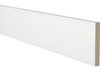 Vit MDF-panel med slät yta och brunt kärnmaterial synligt i ena kanten mot svart bakgrund.