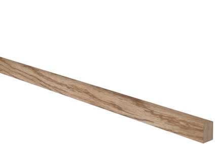Trälist i ek med lackad yta, avfasad kant, mot svart bakgrund.