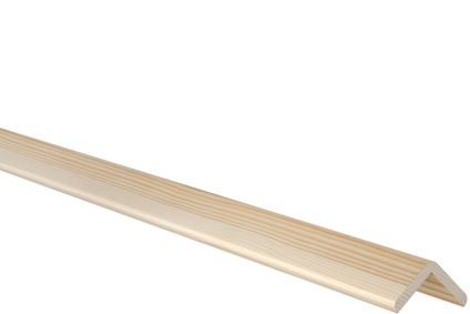 Ljus trälist i vinkel, med synliga ådringar mot en svart bakgrund.