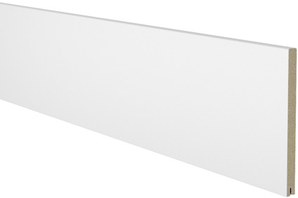 Vit MDF-skiva mot svart bakgrund.