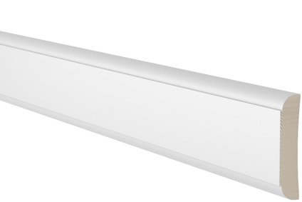 Vitmålad trälist i vinkel, med en enkel profil. Svart bakgrund.