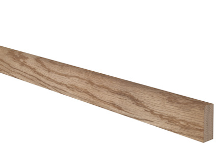 Trälist av ek med synlig ådring på mörk bakgrund.