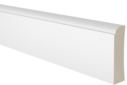 Vitmålad trälist med en profilerad design, visad mot en svart bakgrund.