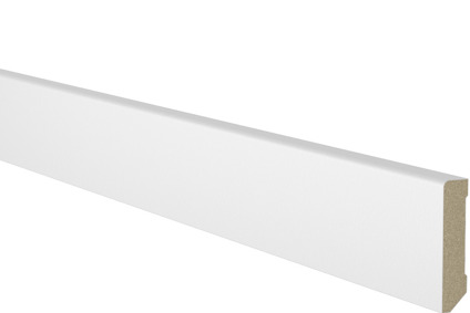 Vit sockel av MDF-material mot svart bakgrund.