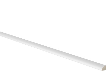 Vitmålad trälist med kvartsrundad profil, mot svart bakgrund.