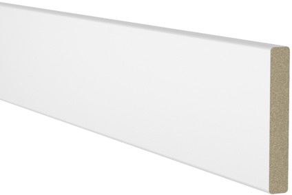 Vit sockelbräda med fasad kant, exponerad kärna i beige.