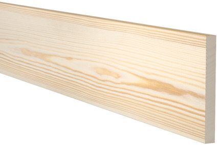 Planhyvlad furuplanka med synlig ådring, ljus träfärg och slät yta mot svart bakgrund.