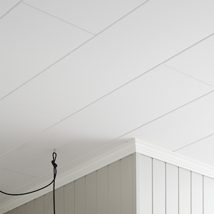 Vitt innertak av panel med en svart lampsladd hängade i en krok. Grå väggpanel i klassisk stil.