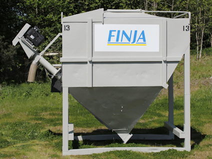 Grå bruksbehållare med texten "FINJA" på sidan, placerad utomhus på gräs med skog i bakgrunden.