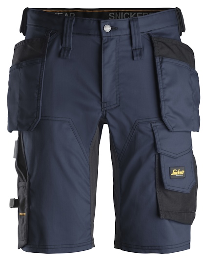 Marinblå arbetsshorts med svarta detaljer, praktiska fickor och snickarmärke på framsidan.