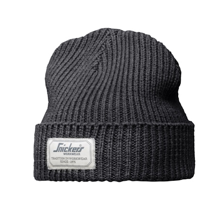 Mörkgrå stickad mössa med ribbad design och etikett med texten "Snickers Workwear".
