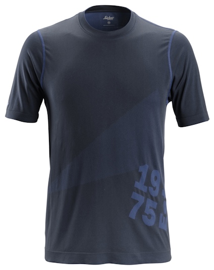 Mörkblå t-shirt med korta ärmar och diskret text i nederkant. Subtil detaljsöm längs ärmarna.