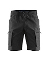 Svarta shorts med långa ben och flera fickor, inklusive låsfickor på sidorna.